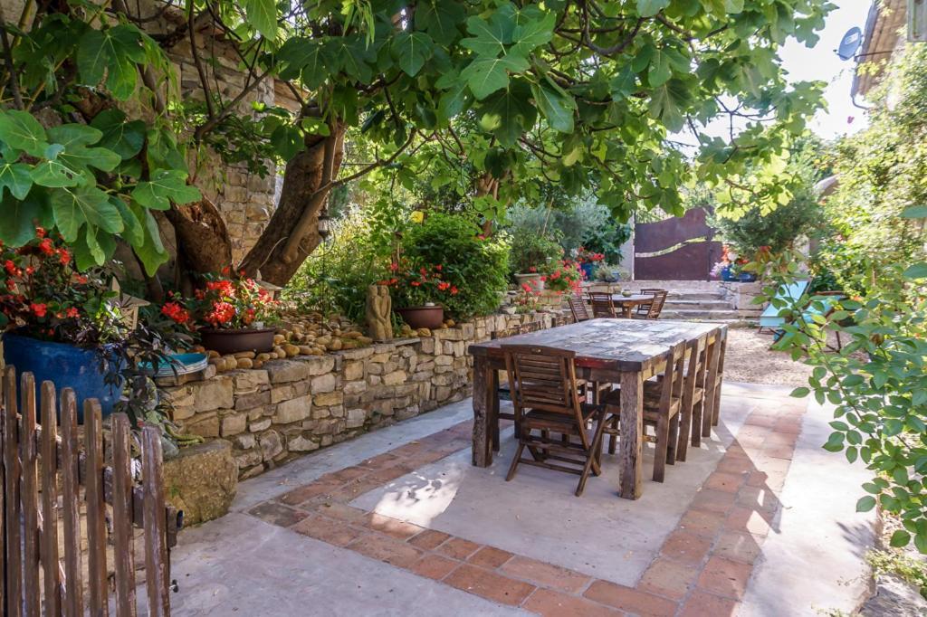 Mas Des Carnassoles Bed & Breakfast Exterior foto